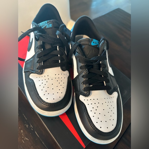 Air Jordan 1 Retro Low OG - Picture 2 of 8